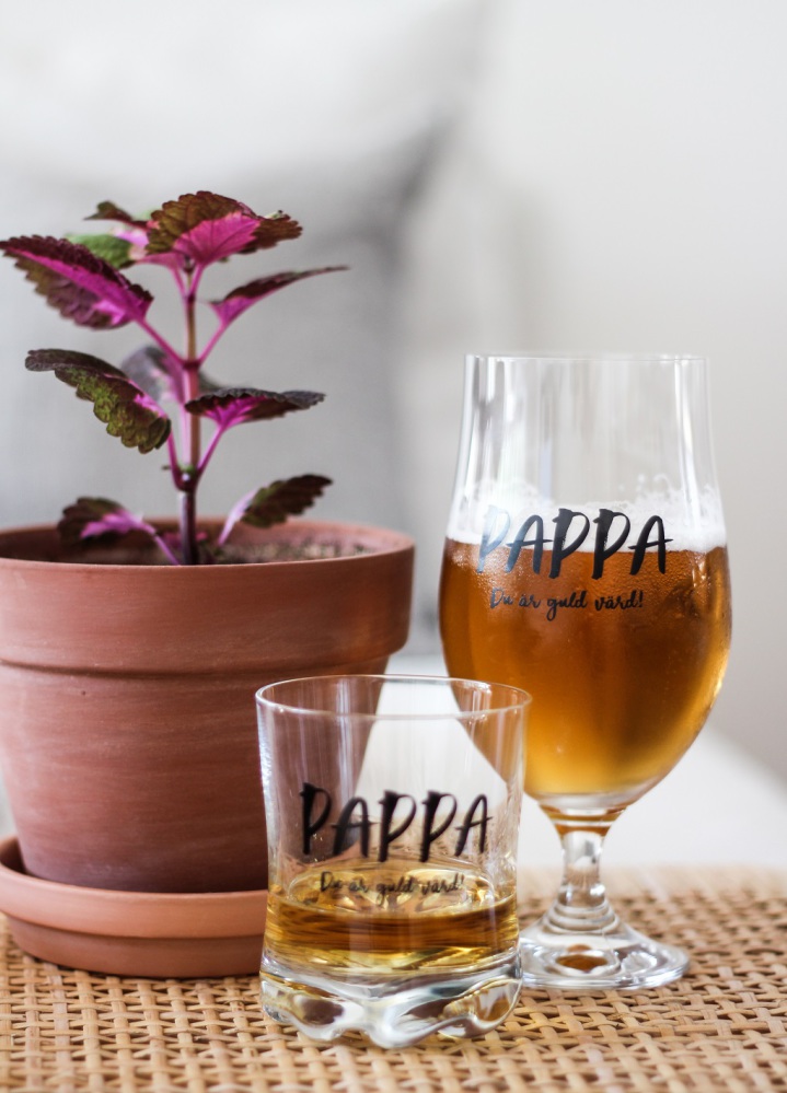 Whiskyglas Pappa från Majas lyktor säljs till förmån för Barncancerfonden